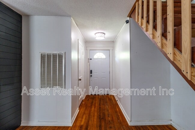 Building Photo - 817 Ridgeview Dr