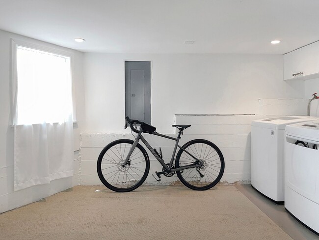 Building Photo - Remodeled and Modern, Open Floor-plan, Lux...