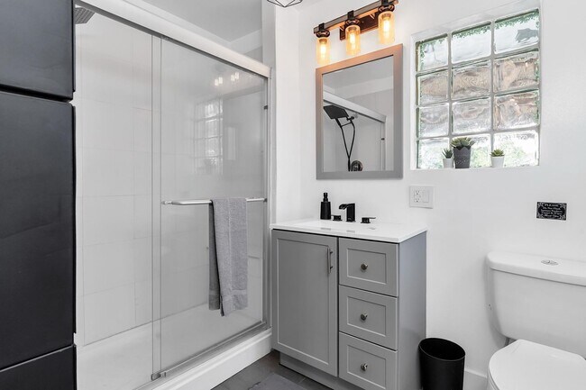 Building Photo - 2233 SE 15th St