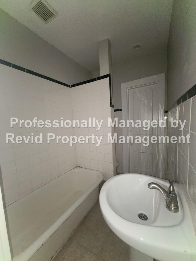 Building Photo - Great 2 Bedroom with large balcony!