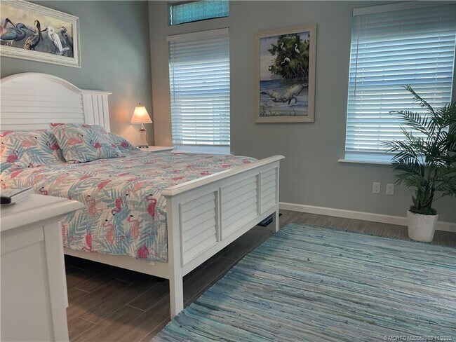 Building Photo - 118 NE Bay Dr