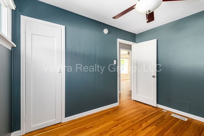 Building Photo - 2245 S King St