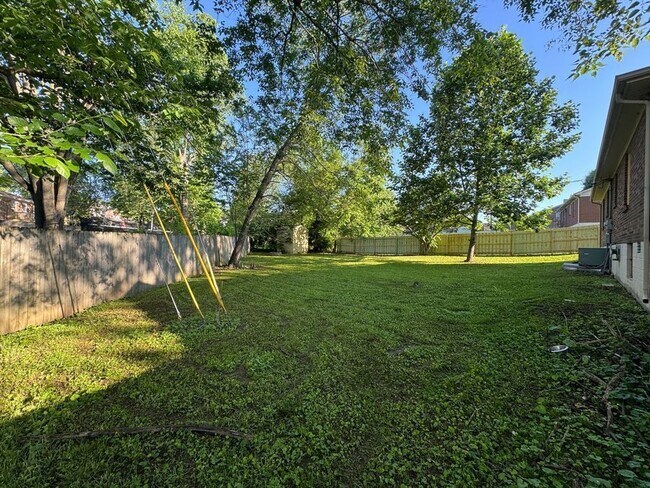 Building Photo - 105 Aster Pl