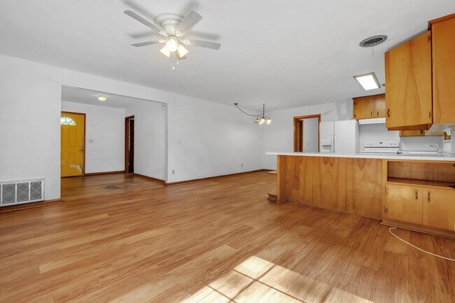 Building Photo - 123 Columbia Dr