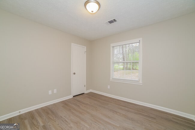 Building Photo - 125 Longview Rd