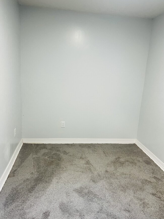 Building Photo - 915 W Lapeer St