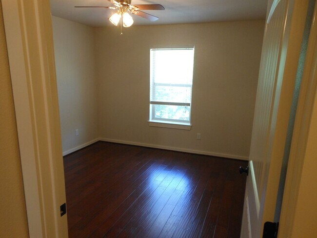 Building Photo - 2 Bedroom 1 Bath Apartment (40% 1st Month ...