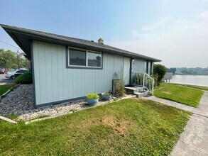 Building Photo - 1019 W Lakeside Dr