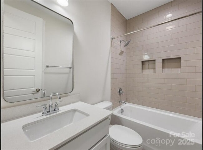 Building Photo - Beautiful and spacious 4-bedroom, 5-bath h...
