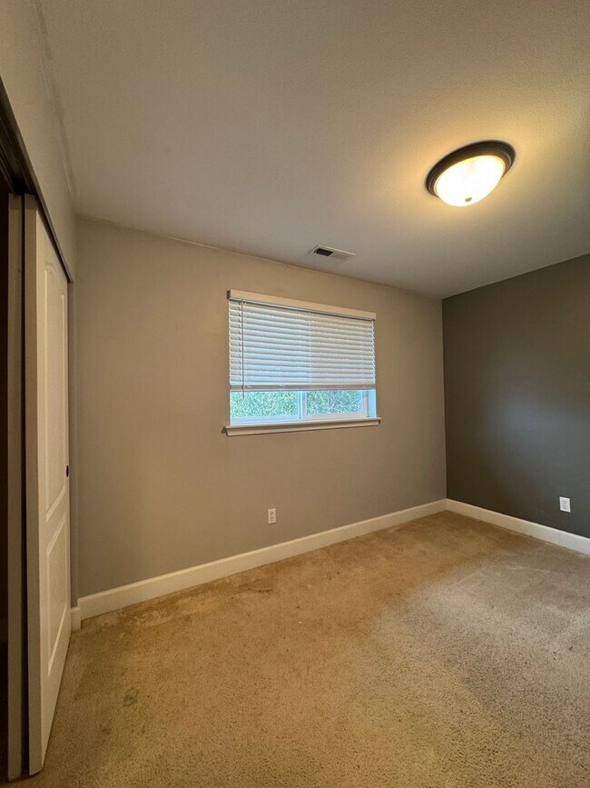 Building Photo - HUGE PET FRIENDLY Rental