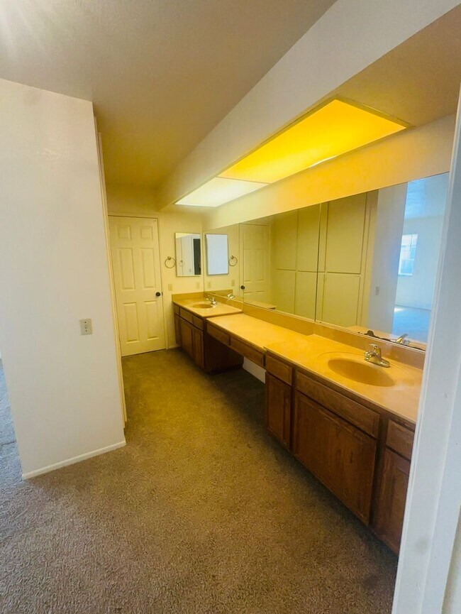 Building Photo - 1314 W Apricot Ave