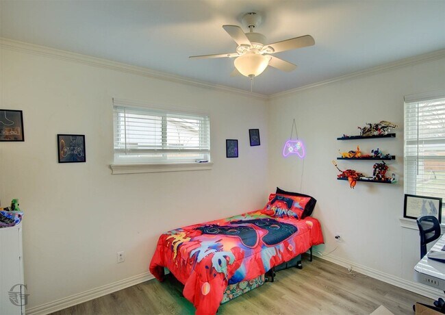 Building Photo - 9478 Poinsettia Dr