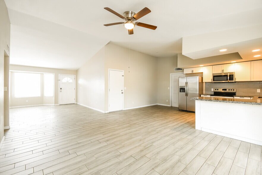 Building Photo - 238 E Houston Ave