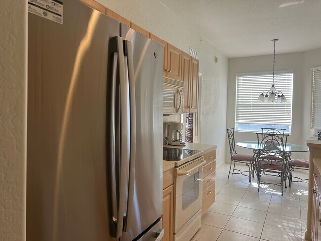 Building Photo - Available 2BR+Den/2BA/1CG 1st Floor Condo