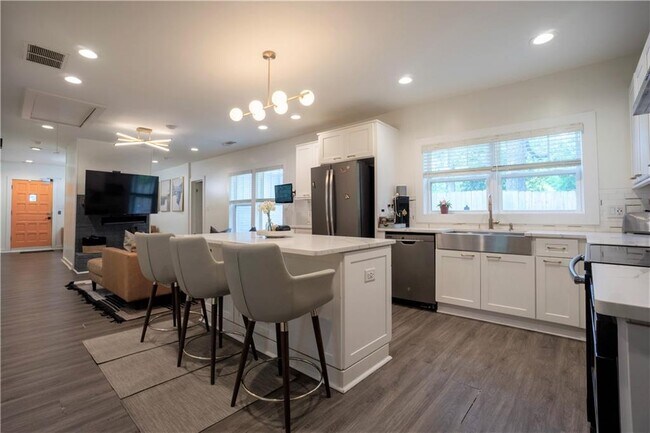 Building Photo - 811 King Rd