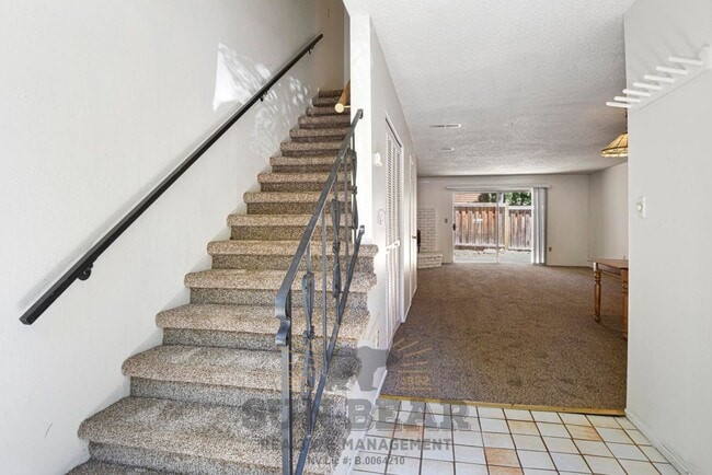 Building Photo - 3 Bedroom with a Yard!