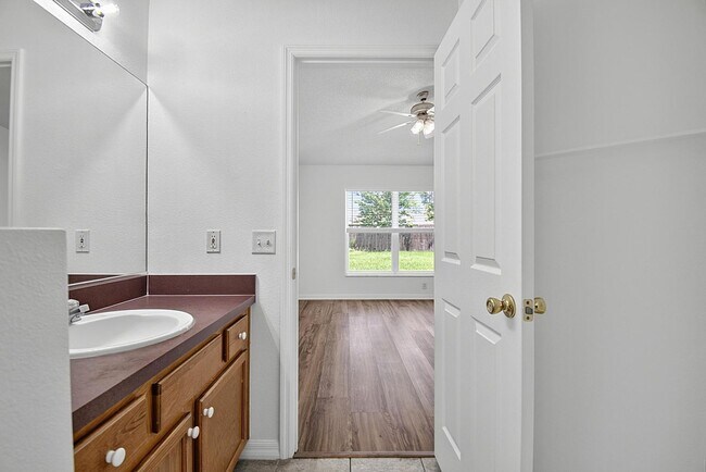 Building Photo - 15 Renmont Ct