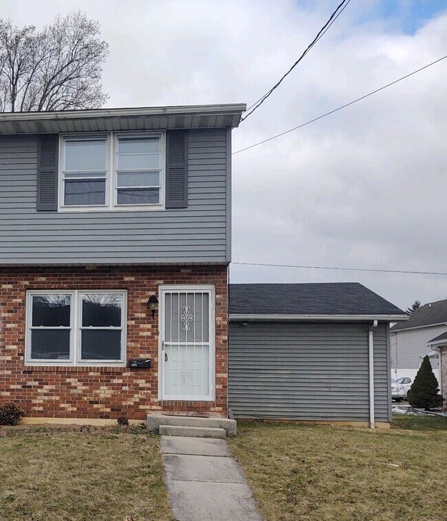 Building Photo - Adorable Townhome