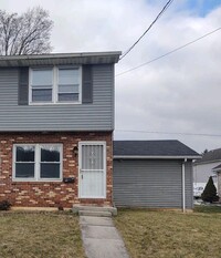 Building Photo - Adorable Townhome