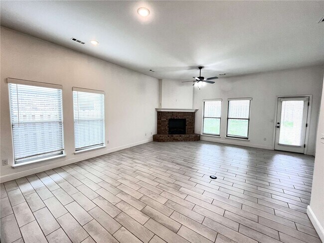 Building Photo - 5909 NW Reynolds St