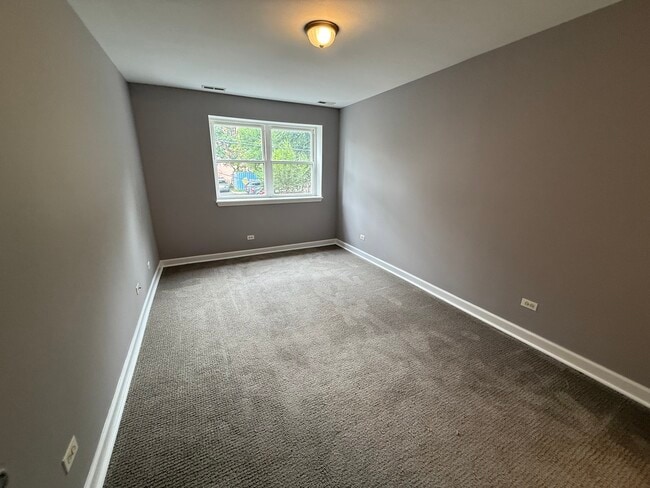 Building Photo - 6954 N Greenview Ave