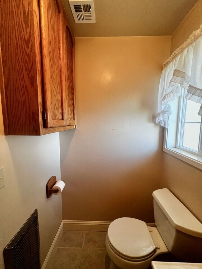 Building Photo - 3 Bedroom, 2.5 Bath House