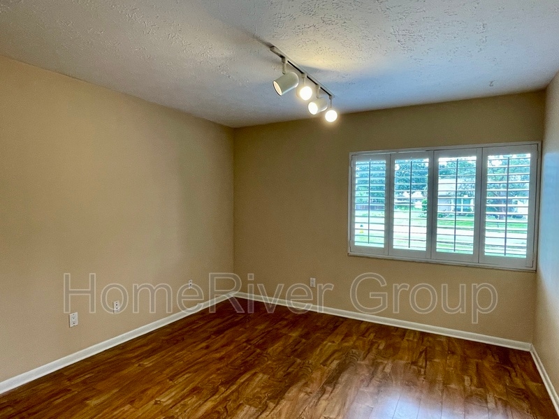 Building Photo - 15720 Country Lake Dr