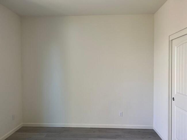 Building Photo - Single flat for rent! Full bedroom, full b...