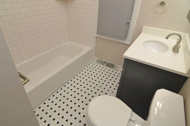 Building Photo - 2 Bedroom in the Vilas Neighborhood