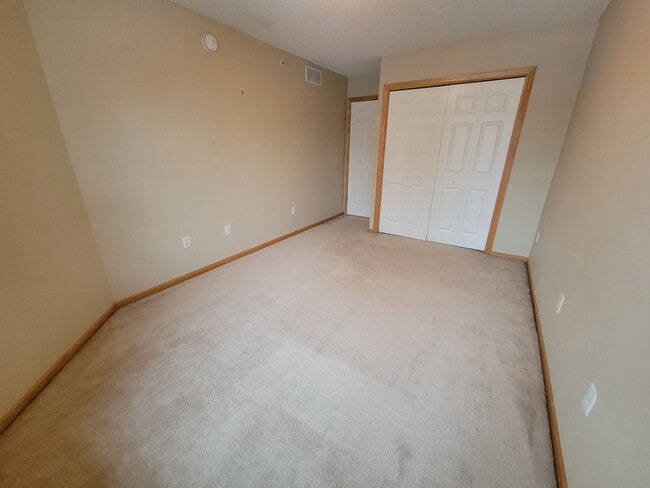 Building Photo - Lovely 2 Bed / 2 Bath TH w/ Heated Underground Parking in Plymouth!