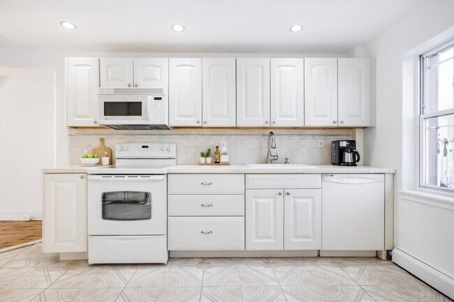 Building Photo - 145 Halladay St