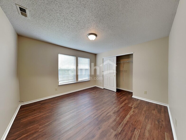 Building Photo - 10325 Carrington Way