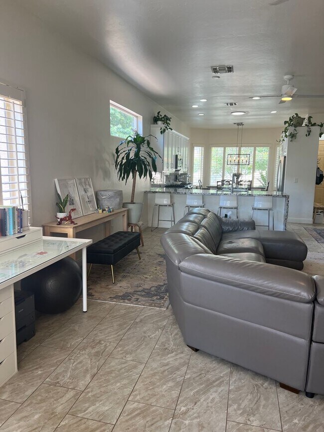 Building Photo - Gorgeous Northwest 3 Bedroom!