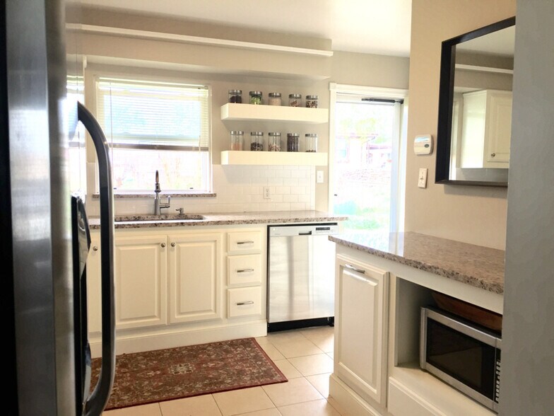 Building Photo - 2209 Maple Dr