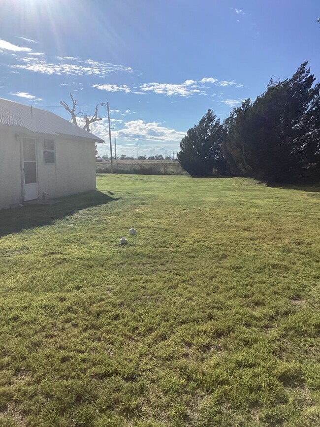 Building Photo - Country living close to town in Portales!