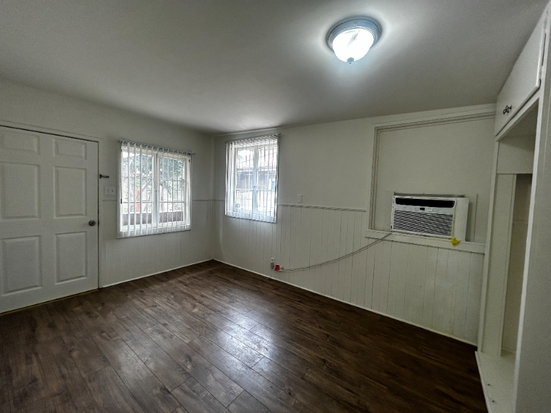 Building Photo - 1841 Mayflower Ave