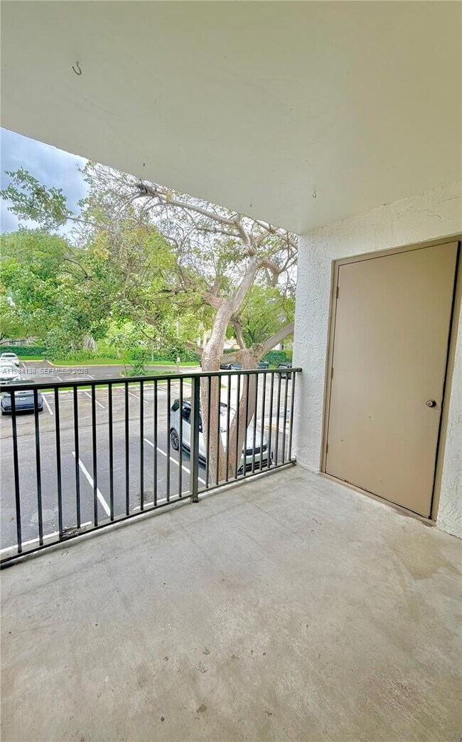 Building Photo - 650 S Park Rd