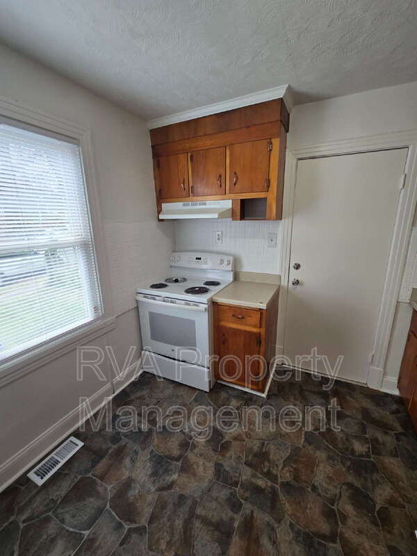 Building Photo - 1601 Albany Ave