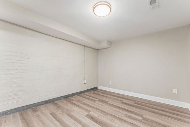 Building Photo - 1363 Summit St