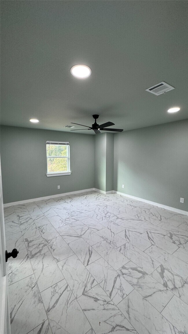 Building Photo - 129 S 10th St