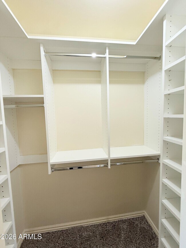 Building Photo - 710 E Hermosa Dr