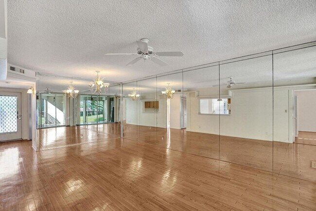 Building Photo - 9510 Seagrape Dr