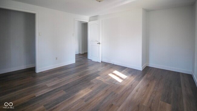 Building Photo - 2323 W 59th St