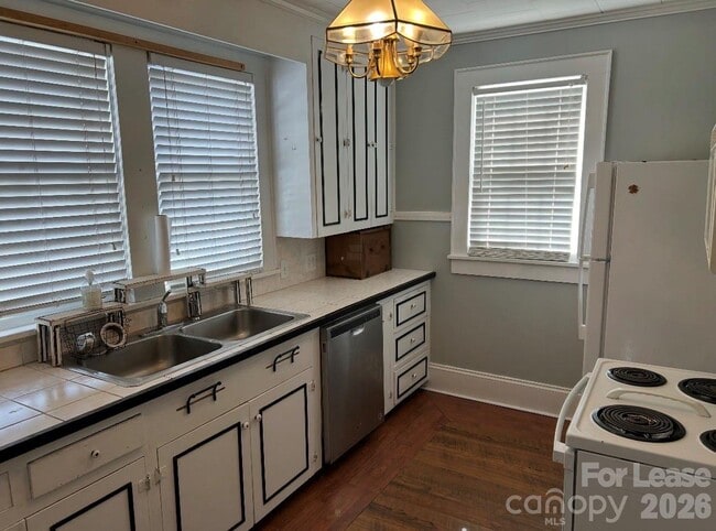 Building Photo - 412 W Horah St