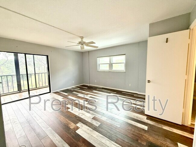 Building Photo - 2800 Cove Cay Dr