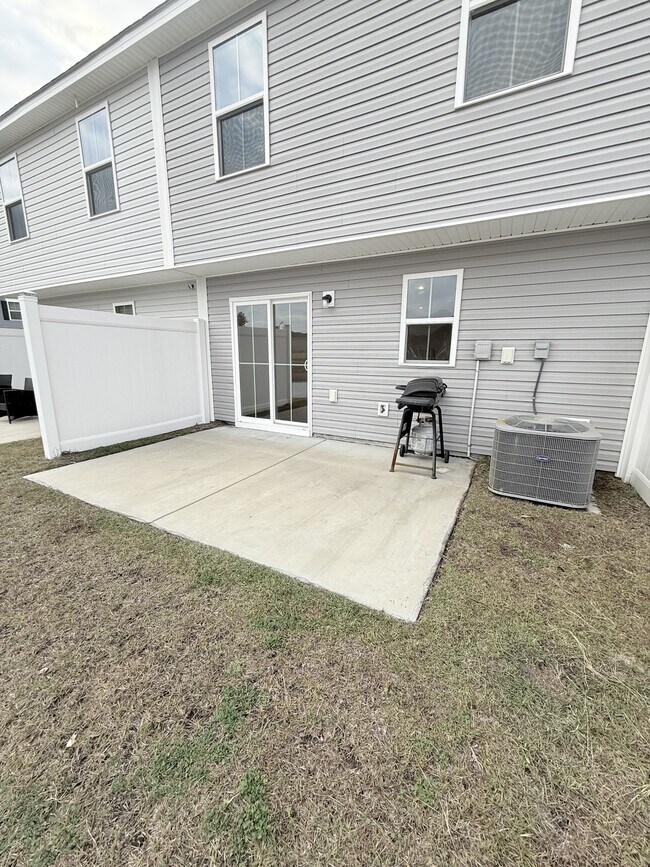 Building Photo - 400 el Camino Dr