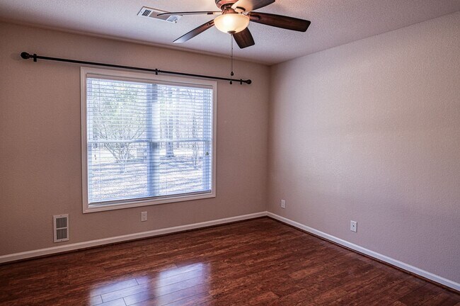 Building Photo - 16 Jubileo Ln