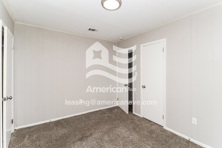 Building Photo - 2640 Greenfield Ave