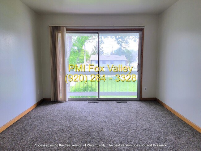 Building Photo - 2-Bed, 1.5-Bath Condo Oshkosh $1,149 Monthly