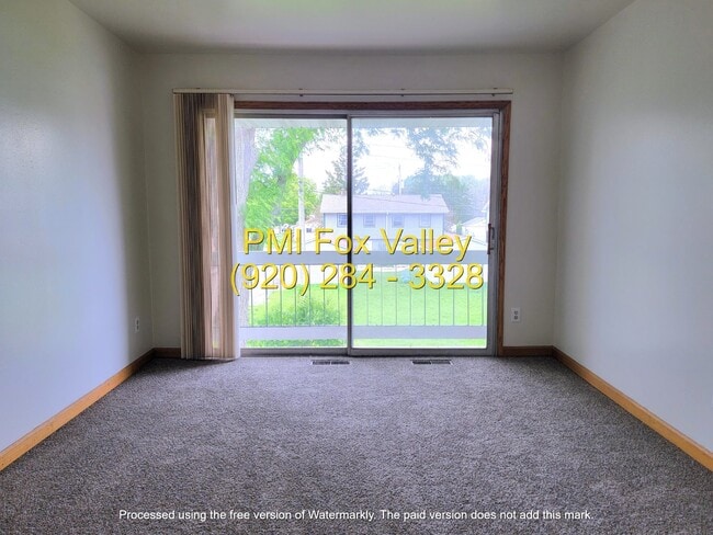 Building Photo - Newly Refurbished 2-Bed, 1.5-Bath Condo Oshkosh